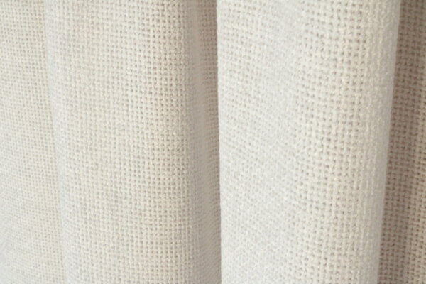 Parelwitte soft silk inbetween gordijn, model JC2436, afbeelding van detail van stof dat een zachte textuur en subtiele glans biedt.