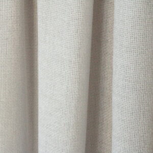 Parelwitte soft silk inbetween gordijn, model JC2436, met een detail van stof dat een zachte textuur en elegante glans onthult.