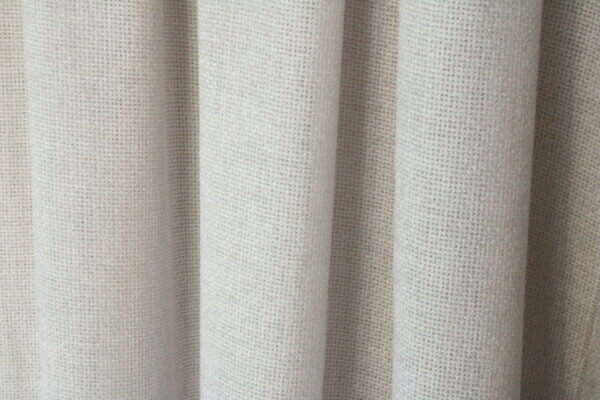 Parelwitte soft silk inbetween gordijn, model JC2436, met een detail van stof dat een zachte textuur en elegante glans onthult.