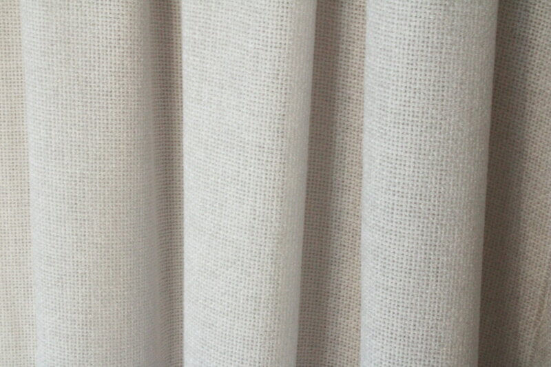 Parelwitte soft silk inbetween gordijn, model JC2436, met een detail van stof dat een zachte textuur en elegante glans onthult.