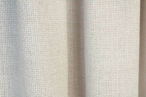 Soft silk inbetween gordijn in parelwit, model JC2436, met een detail van de stof, perfect voor woonkamer en slaapkamer