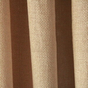 Zandkleurig soft silk gordijn, model JC2432, met een luxe uitstraling en een zachte, glanzende textuur die perfect is voor een warme en uitnodigende sfeer.
