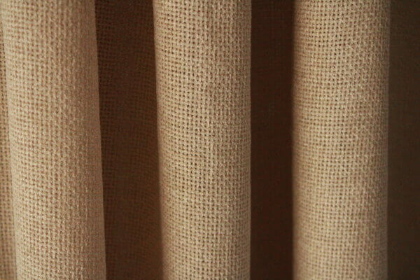 Zandkleurig soft silk inbetween gordijn, model JC2432, met een luxe, semi-transparante stof en een subtiele glans, ideaal voor het creëren van een warme en elegante sfeer in elke ruimte.