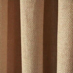 Zandkleurig soft silk gordijn, model JC2432, met een luxe uitstraling en een zachte, glanzende textuur die perfect is voor in de woonkamer en slaapkamer