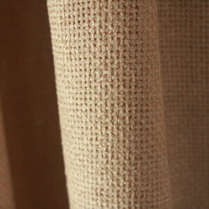 Detail van het zandkleurige soft silk inbetween gordijnen, model JC2432, met een zachte, glanzende textuur