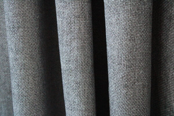 Soft silk inbetween gordijn in grijs, model JC2437, met een lichtdoorlatende en elegante uitstraling.