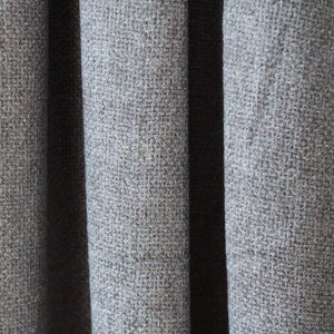 Grijs soft silk inbetween gordijn, model JC2437, met een zachte, semi-transparante uitstraling voor een elegante lichtinval.