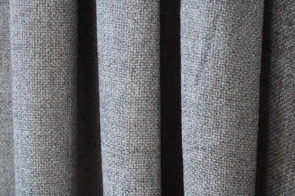 Grijs soft silk inbetween gordijn, model JC2437, met een zachte, semi-transparante uitstraling voor een elegante lichtinval.