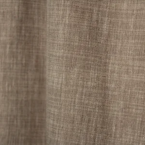 Sfeerfoto van soft taupe inbetween gordijnen uit de Zenweave collectie, lichtdoorlatend en warm voor een sfeervol interieur.