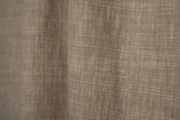 Sfeerfoto van soft taupe inbetween gordijnen uit de Zenweave collectie, lichtdoorlatend en warm voor een sfeervol interieur.