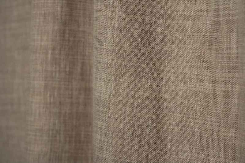 Sfeerfoto van soft taupe inbetween gordijnen uit de Zenweave collectie, lichtdoorlatend en warm voor een sfeervol interieur.