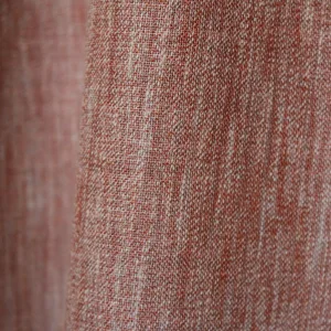 Effen terrakleurig Zen Weave gordijn, geweven met een subtiele structuur voor een warme en levendige uitstraling.