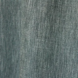 Close‑up van de vintage groene inbetween gordijnen met subtiele weving en zacht lichtdoorlatend effect.