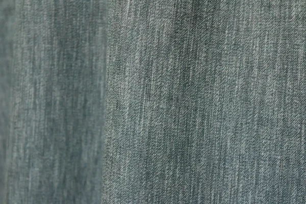 Close‑up van de vintage groene inbetween gordijnen met subtiele weving en zacht lichtdoorlatend effect.