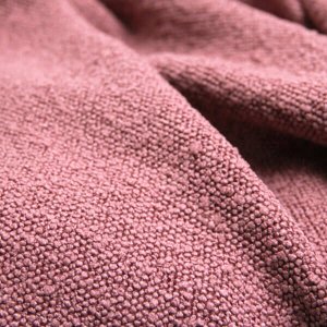 boucle vouwgordijnen in het oud roze waarbij de stof over elkaar heen ligt.