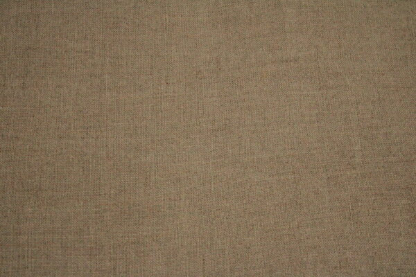 Detail van Linnen Elite gordijnstof in taupe, model JC2502 van OKIKA, met een luxe uitstraling en zware, hoogwaardige 100% linnen textuur