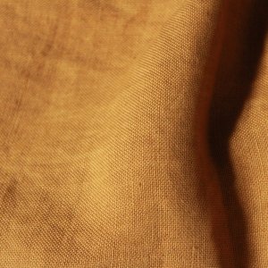 Detail van linnen vouwgordijn Elite in okergeel – close-up van het geweven patroon van stof JC2491.
