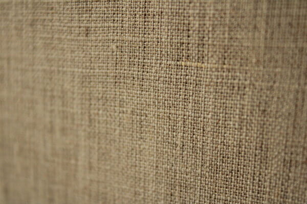 Puur linnen beige vouwgordijnen van Okika, vervaardigd uit 100% hoogwaardig linnen, met een natuurlijke en elegante uitstraling, perfect voor sfeervolle raamdecoratie