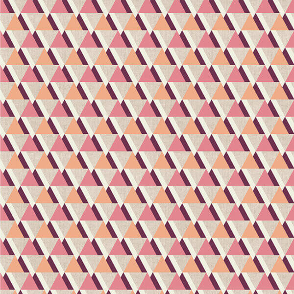 Gordijnstof Sunset prism van Okika met linnenlook, bedrukt met een geometrisch patroon van driehoeken in warme oranje-, roze- en paarse tinten, geplaatst in een herhalend patroon op een lichte achtergrond.