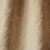 Close-up van retro gordijnen met crème en kleurige bloemen, model BB2419 van Okika. Perfect voor een vintage of eigentijds interieur.