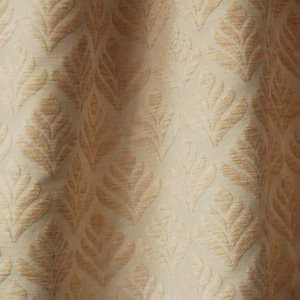 Close-up van retro gordijnen met crème en kleurige bloemen, model BB2419 van Okika. Perfect voor een vintage of eigentijds interieur.