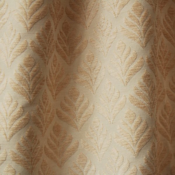 Close-up van retro gordijnen met crème en kleurige bloemen, model BB2419 van Okika. Perfect voor een vintage of eigentijds interieur.
