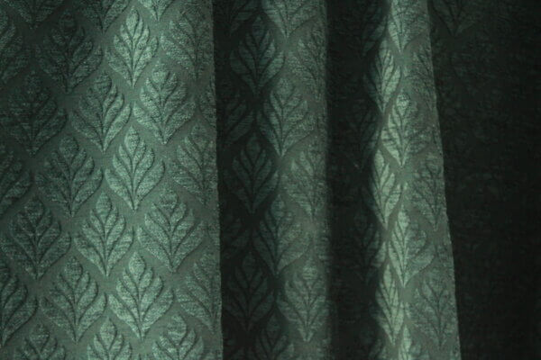 Retro gordijnen met groen bloemenpatroon, model BB2422 'Okika'. Creëer een frisse en vintage sfeer in je interieur.