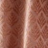 Close-up van gordijnen met een zacht roze bloemenpatroon, model BB2420 van Okika. Perfect voor een vintage sfeer in elk interieur.