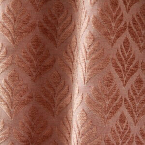 Close-up van gordijnen met een zacht roze bloemenpatroon, model BB2420 van Okika. Perfect voor een vintage sfeer in elk interieur.