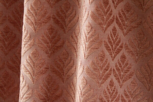 Close-up van gordijnen met een zacht roze bloemenpatroon, model BB2420 van Okika. Perfect voor een vintage sfeer in elk interieur.