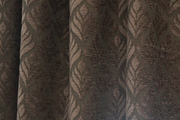 Retro gordijnen met taupe bloemenpatroon, model BB2423 van okika. Een elegante keuze voor klassieke en moderne interieurs.