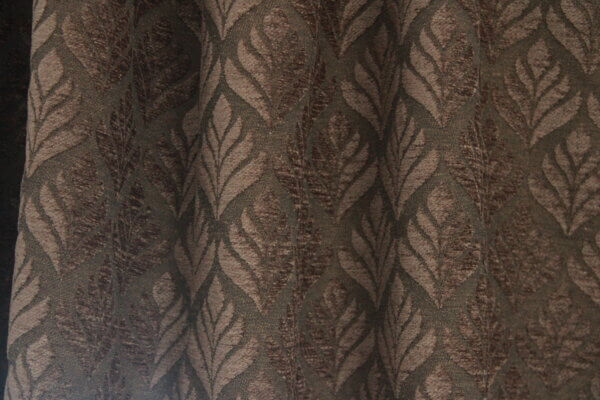 Gordijnen met retro bloemmotief in taupe tinten, model BB2423 van Okika. Geschikt voor een stijlvolle en vintage interieurinrichting.