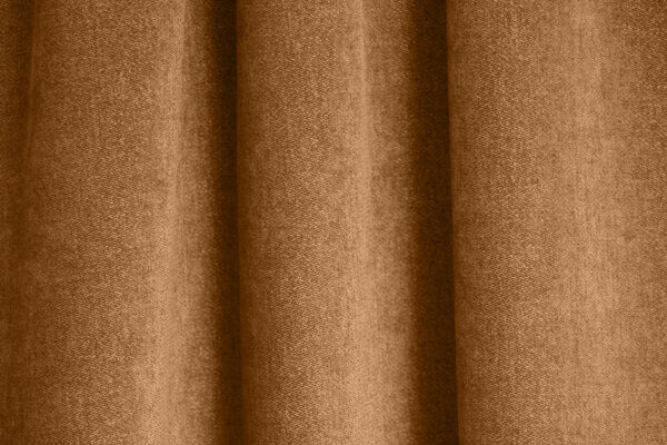 Chenille gordijnen in een warme okerkleur, model BB2408 'Okika'. Perfect voor een stijlvolle en warme toevoeging aan je interieur.