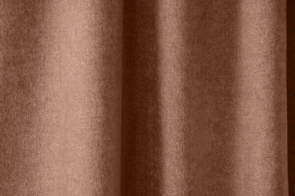 Chenille gordijn in een elegante taupekleur, model BB2405 'Okika'. Een prachtige keuze voor een warm en tijdloos interieur.