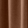 Detail van een chenille gordijn in taupekleur, model BB2405 'Okika'. Subtiele textuur en tijdloze stijl voor een sfeervol interieur.