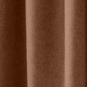 Detail van een chenille gordijn in taupekleur, model BB2405 'Okika'. Subtiele textuur en tijdloze stijl voor een sfeervol interieur.