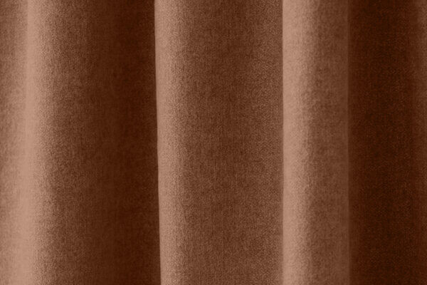 Detail van een chenille gordijn in taupekleur, model BB2405 'Okika'. Subtiele textuur en tijdloze stijl voor een sfeervol interieur.