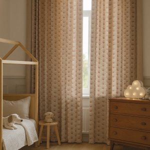 Sfeerimpressie van de Silktree kinderkamer gordijnen in een luxe, zacht ingerichte babykamer met houten meubels en natuurlijke accenten