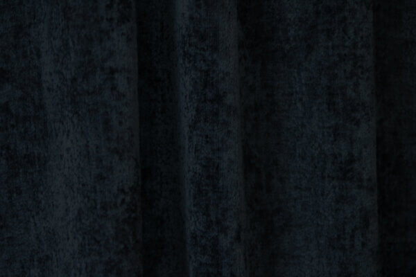 Vintage velours gordijn in donkerblauw, model BB2413 'Okika'. De diepe, rijke blauwe tint en luxueuze velourtextuur voegen een elegante en sfeervolle uitstraling toe aan je interieur.