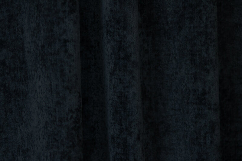 Vintage velours gordijn in donkerblauw, model BB2413 'Okika'. De diepe, rijke blauwe tint en luxueuze velourtextuur voegen een elegante en sfeervolle uitstraling toe aan je interieur.