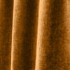 Close-up van een vintage velours gordijn in okerkleur, model BB2412 'Okika'. De luxe velourstructuur en warme, diepe tint zorgen voor een elegante en sfeervolle uitstraling.