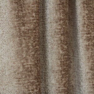 Vintage velours gordijn in taupekleur, model BB2411 'Okika'. De elegante, neutrale tint en rijke velourstructuur zorgen voor een tijdloze en warme sfeer in je interieur."