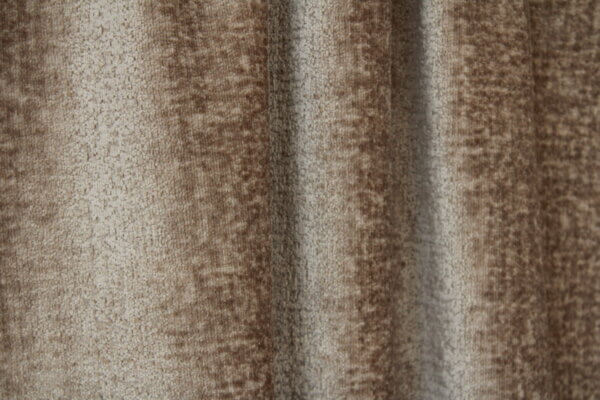 Vintage velours gordijn in taupekleur, model BB2411 'Okika'. De elegante, neutrale tint en rijke velourstructuur zorgen voor een tijdloze en warme sfeer in je interieur."
