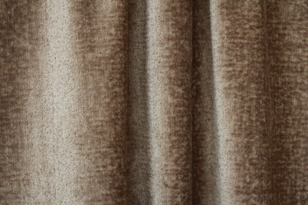 Viintage velours gordijn in een warme taupekleur, model BB2411 'Okika'. De subtiele, grijsbruine tint van taupe en de zachte velourtextuur creëren een elegante en rustige sfeer in je interieur.