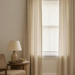 Naturel linnen gordijnen in ivoortint in een licht interieur met natuurlijke en rustige uitstraling