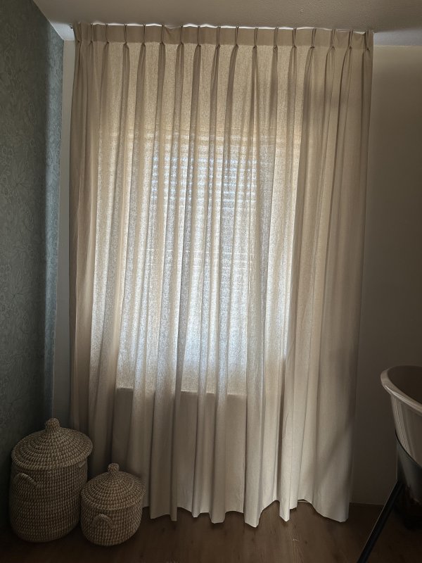 Recent project van een klant, prachtige linnnen gordijnen op een baby kamer, stof linnen naturel.