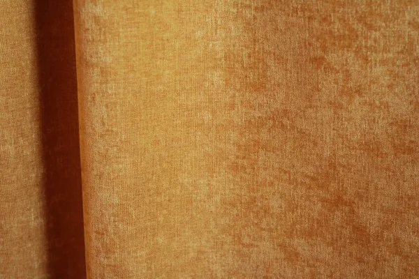 details van okergele velours gordijnstof van Okika, met een luxe, chenille-achtige structuur en een subtiel krijt-effect voor een zachte uitstraling