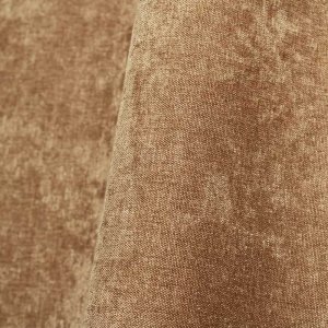 Warm taupe chenille gordijnen in de plooi, met het stofpatroon en de krijtstructuur duidelijk zichtbaar.