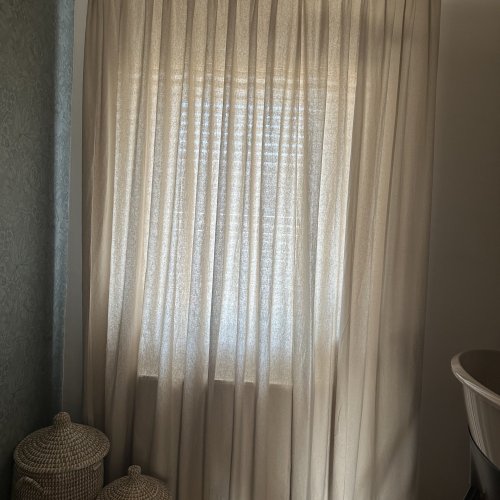 Sfeerfoto van linnen naturel gordijnen in een lichte babykamer, recent project van een klant gordijjnen uitgevoerd met dubbele plooi