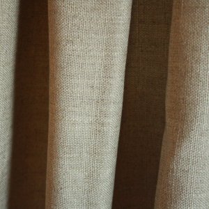 linnen gordijnstof in naturel zandkleur van Okika bb2510, met een natuurlijke textuur die een lichte en frisse uitstraling aan elke ruimte geeft.